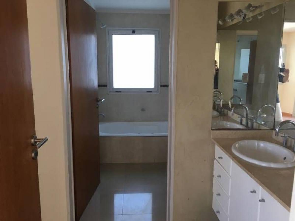 4 bedrooms House in Berazategui, Argentina No. 102140