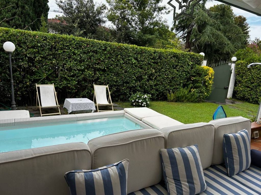 Вилла с 5 спальнями в Форте деи Марми, Италия № 37174