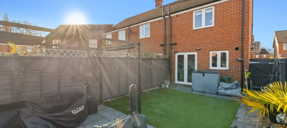 2 bedrooms House in Horley, United Kingdom No. 999 12