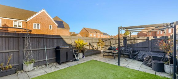 2 bedrooms House in Horley, United Kingdom No. 999 11