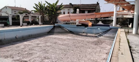 2200m² Commercial property in Gualtieri, Italy No. 331641 3