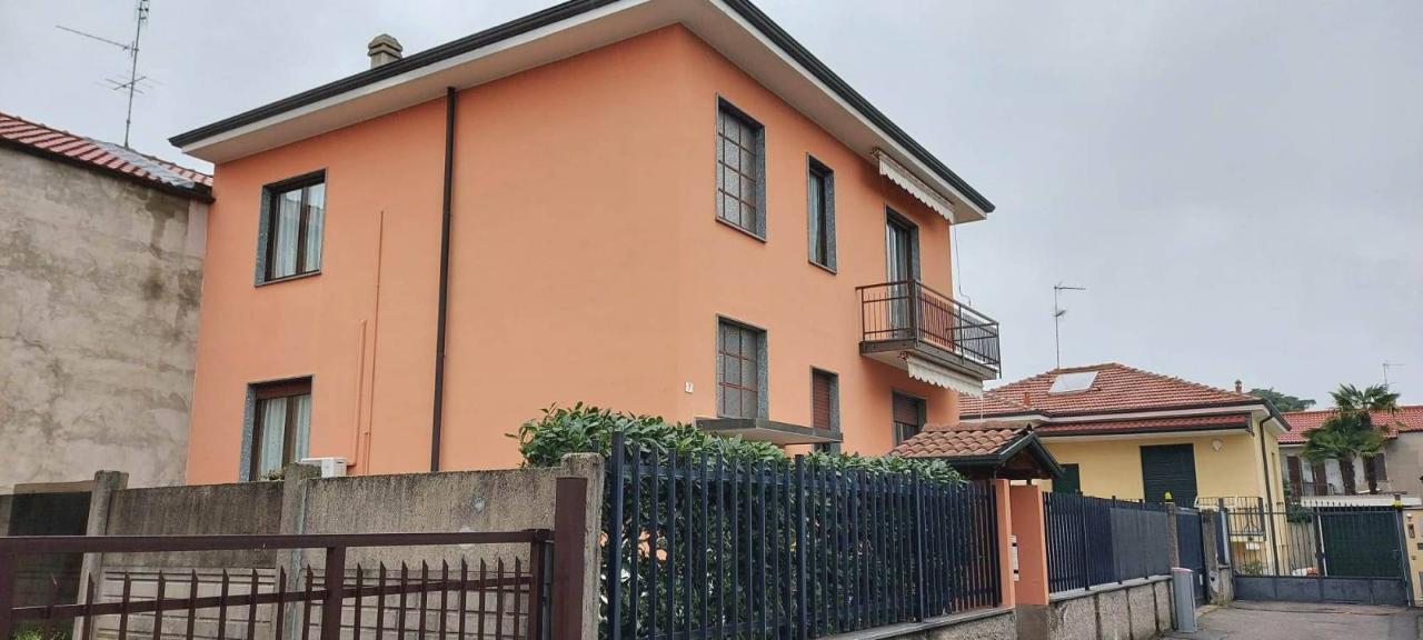 4 rooms Villa in Arluno, Italy No. 35376