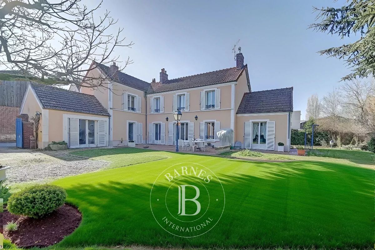 5 bedrooms House in Fontenay-le-Fleury, France No. 134790