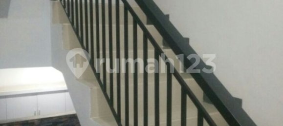 5 bedrooms House in Cipondoh, Indonesia No. 2569 4