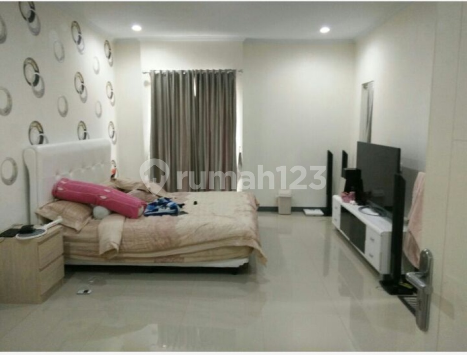 5 bedrooms House in Cipondoh, Indonesia No. 2569