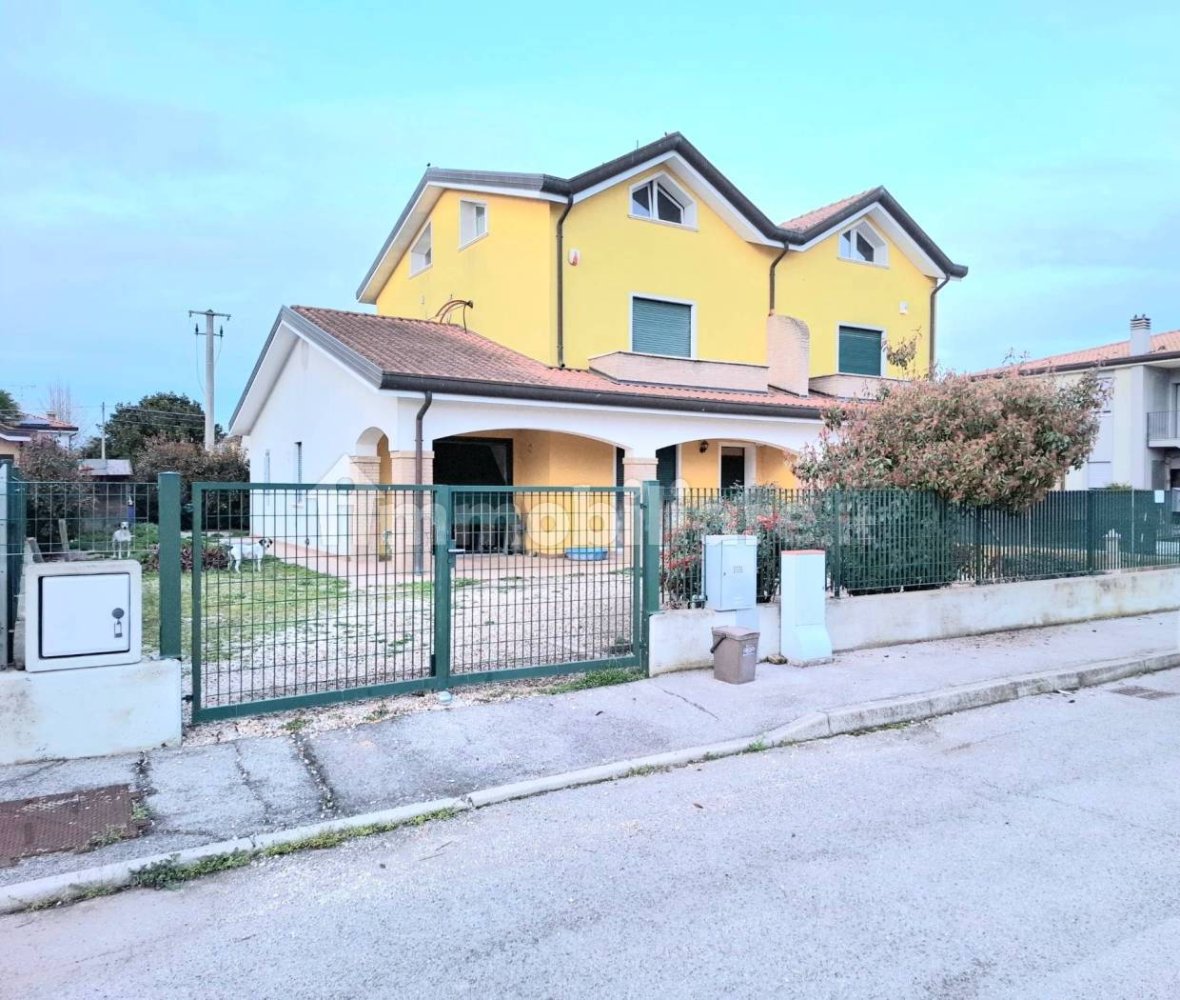 3 bedrooms Villa in Gavello, Italy No. 61612