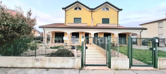 3 bedrooms Villa in Gavello, Italy No. 61612 2