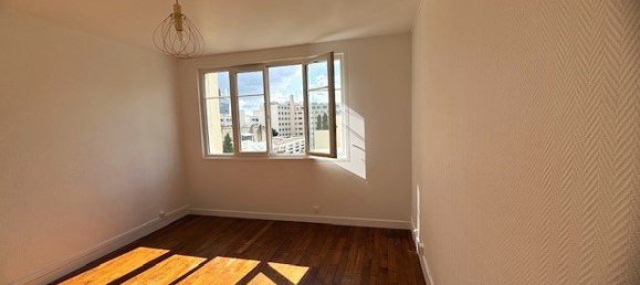 Studio in Paris, France No. 144791 5