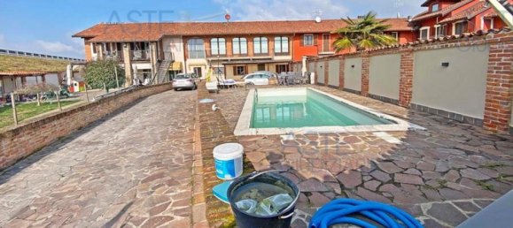 3 bedrooms House in Bra, Italy No. 351411 5