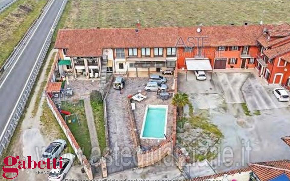 3 bedrooms House in Bra, Italy No. 351411