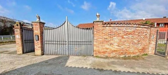 3 bedrooms House in Bra, Italy No. 351411 3