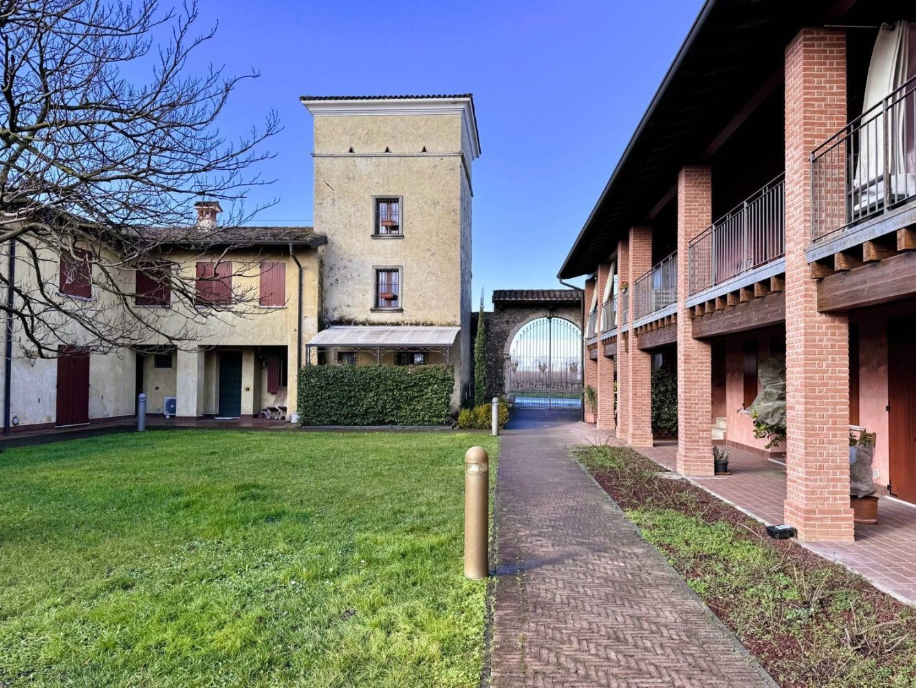 Casa de 4 dormitorios en Pozzolengo, Italy No. 388661