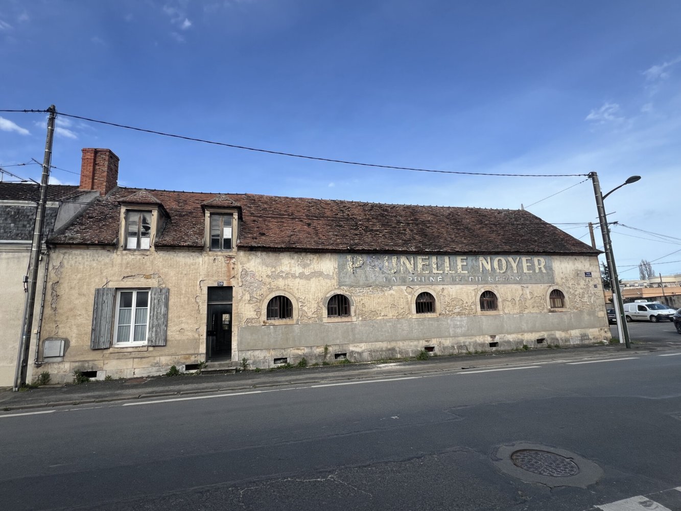 Bâtiment à Saint-Amand-Montrond, France 182m² No. 71350