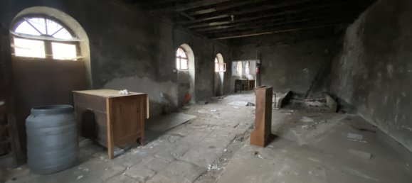 Bâtiment à Saint-Amand-Montrond, France 182m² No. 71350 2