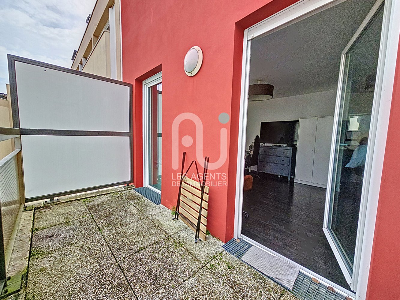 Studio in Asnieres-sur-Seine, France No. 126973