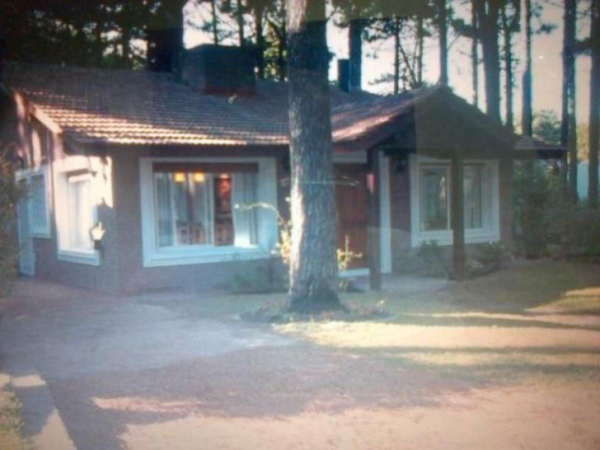 3 bedrooms House in Mar del Plata, Argentina No. 77480