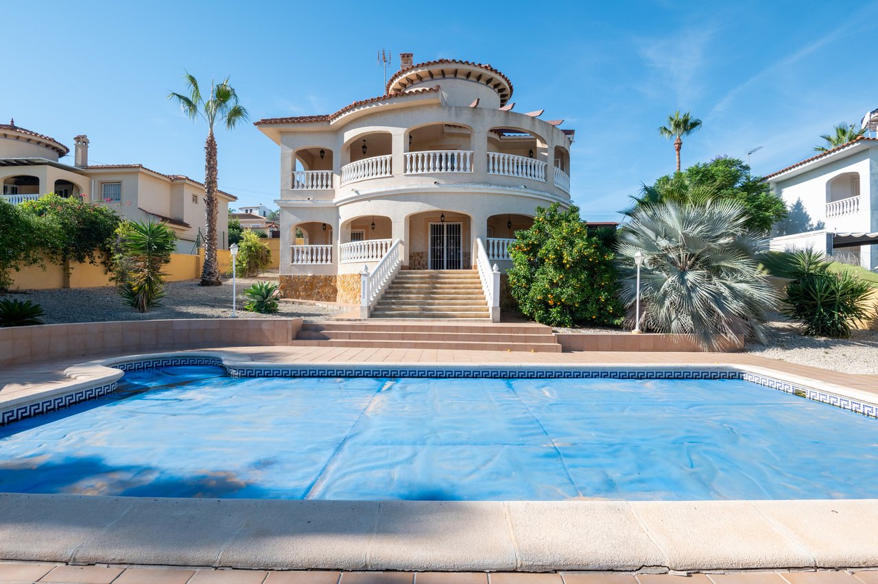Villa de 4 dormitorios en Algorfa, Spain No. 9786