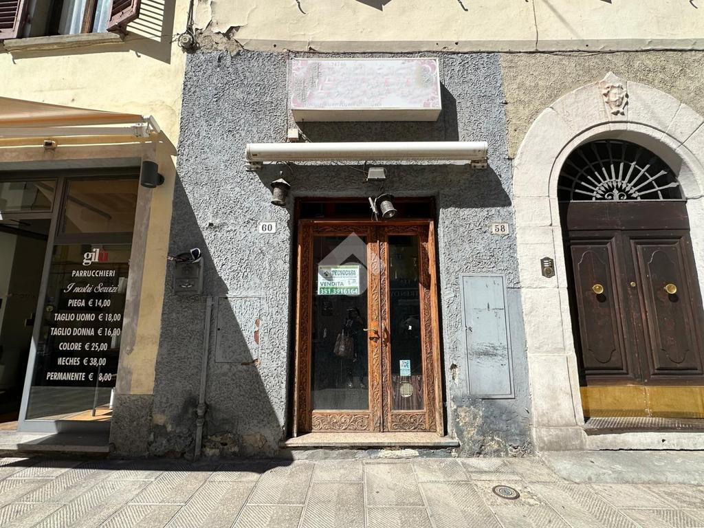 3-salle Garage à Pistoia, Italy No. 393607