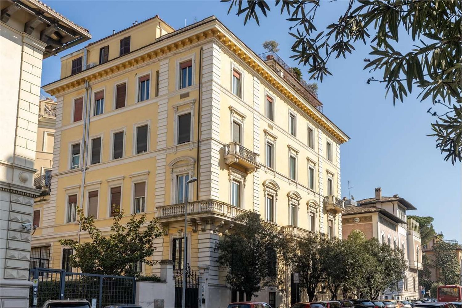 13 rooms Apartment in Rome, Italy No. 210416