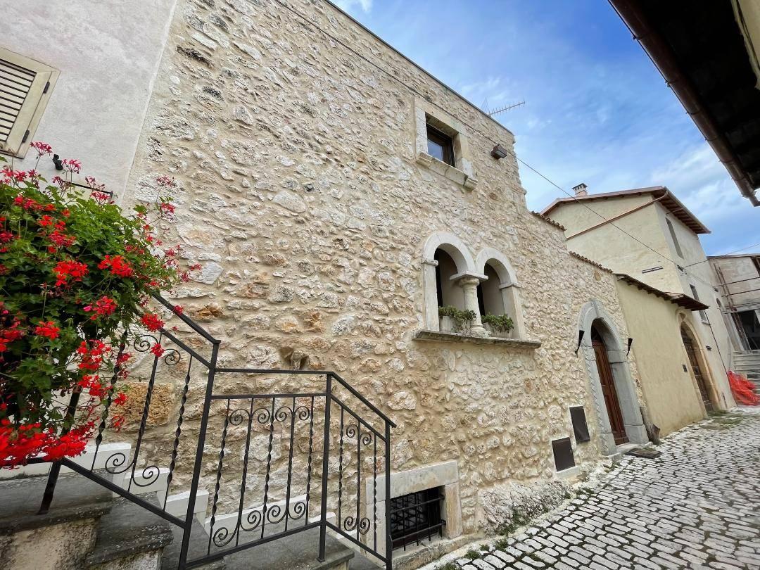 Casa de 4 habitaciónes en Prata d'Ansidonia, Italy No. 161471