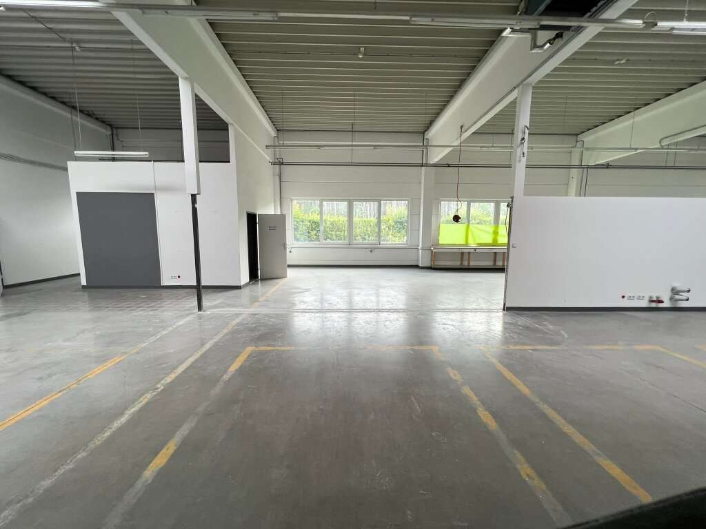 7270m² Office in Weikersdorf am Steinfelde, Austria No. 50875