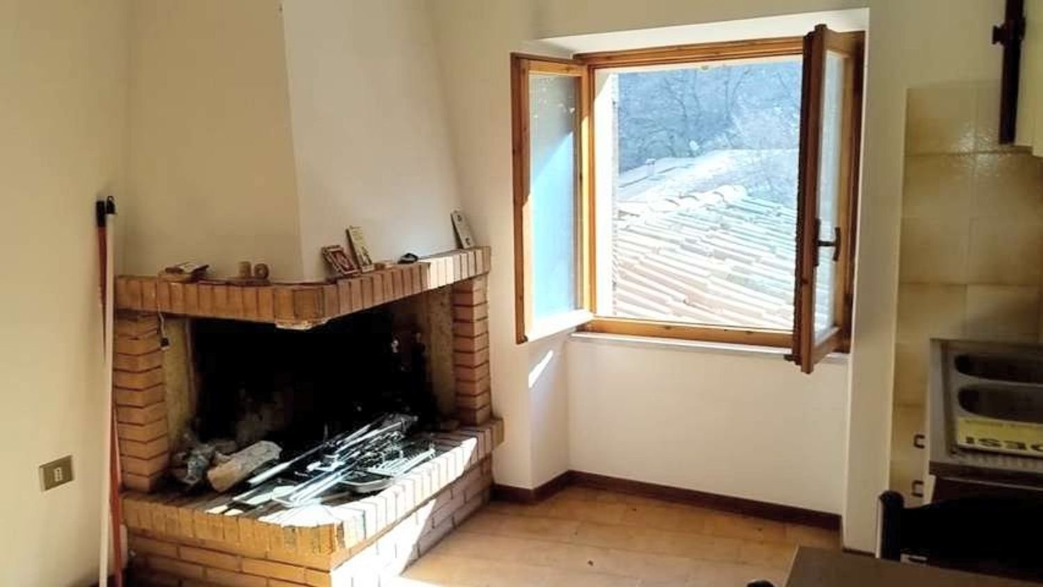 5 rooms Apartment in Preci, Italy No. 69816