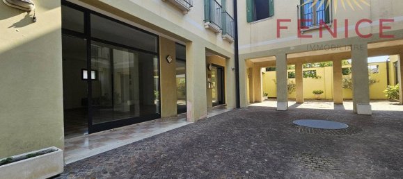 3 rooms Commercial property in Caerano di San Marco, Italy No. 327764 5