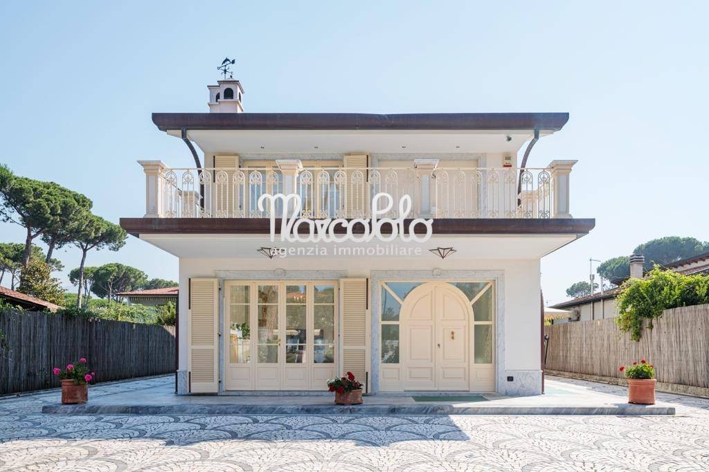 6 bedrooms Villa in Forte dei Marmi, Italy No. 190537
