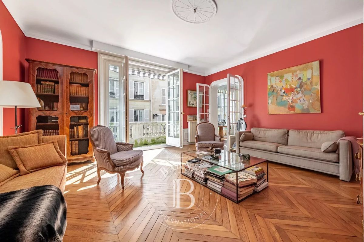 4 bedrooms Apartment in Paris, France No. 108135