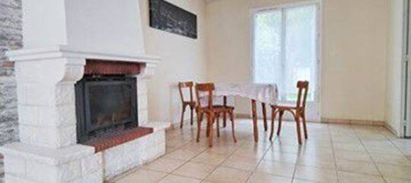 Casa de 3 dormitorios en Clichy-sous-Bois, France No. 136598 5