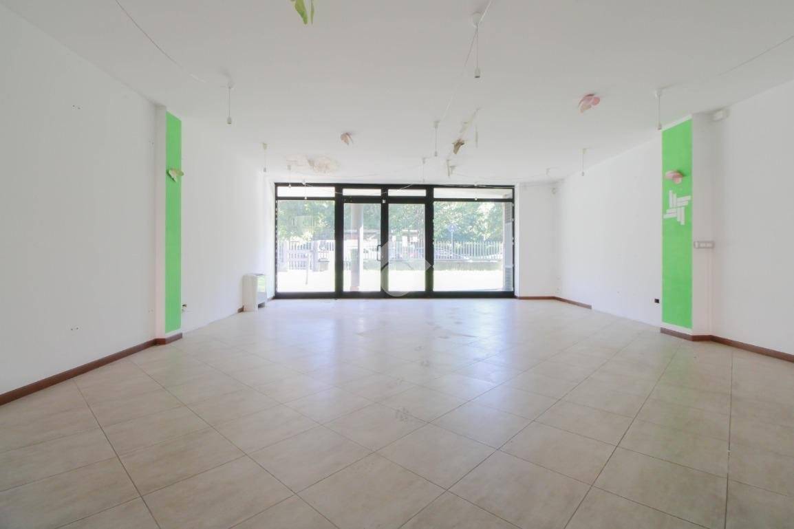  عقار تجاري في Curno, Italy 105متر مربع رقم 377130