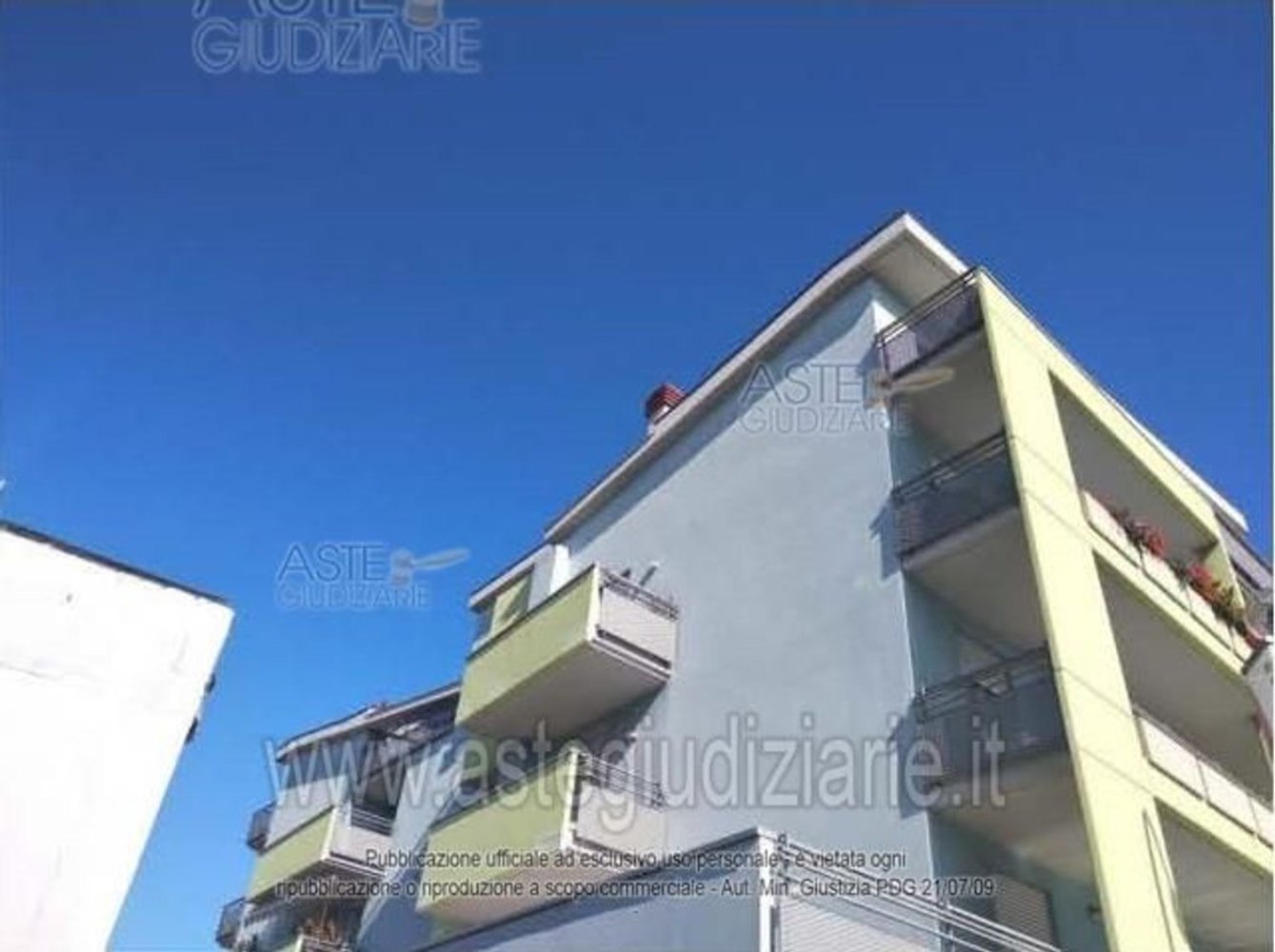 Casa de 11 habitaciónes en Roseto degli Abruzzi, Italy No. 98340