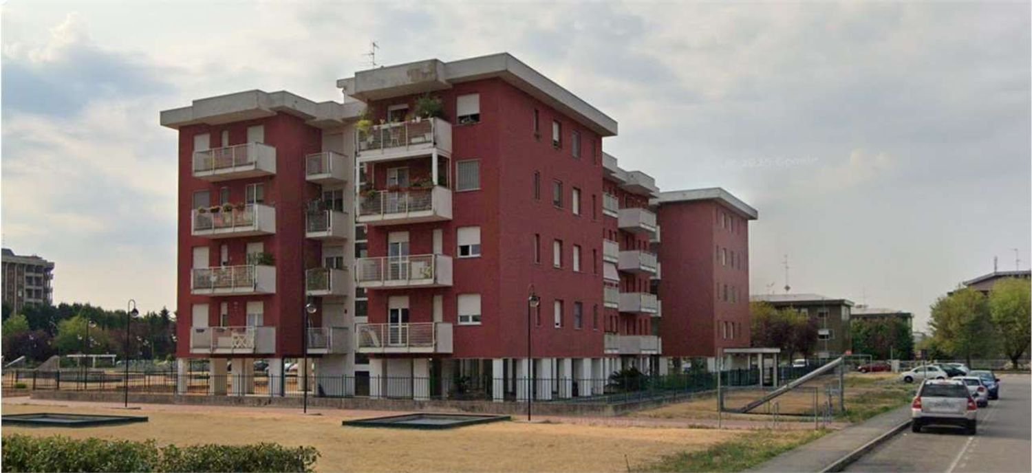 4 rooms Apartment in Garbagnate Milanese, Italy No. 4167