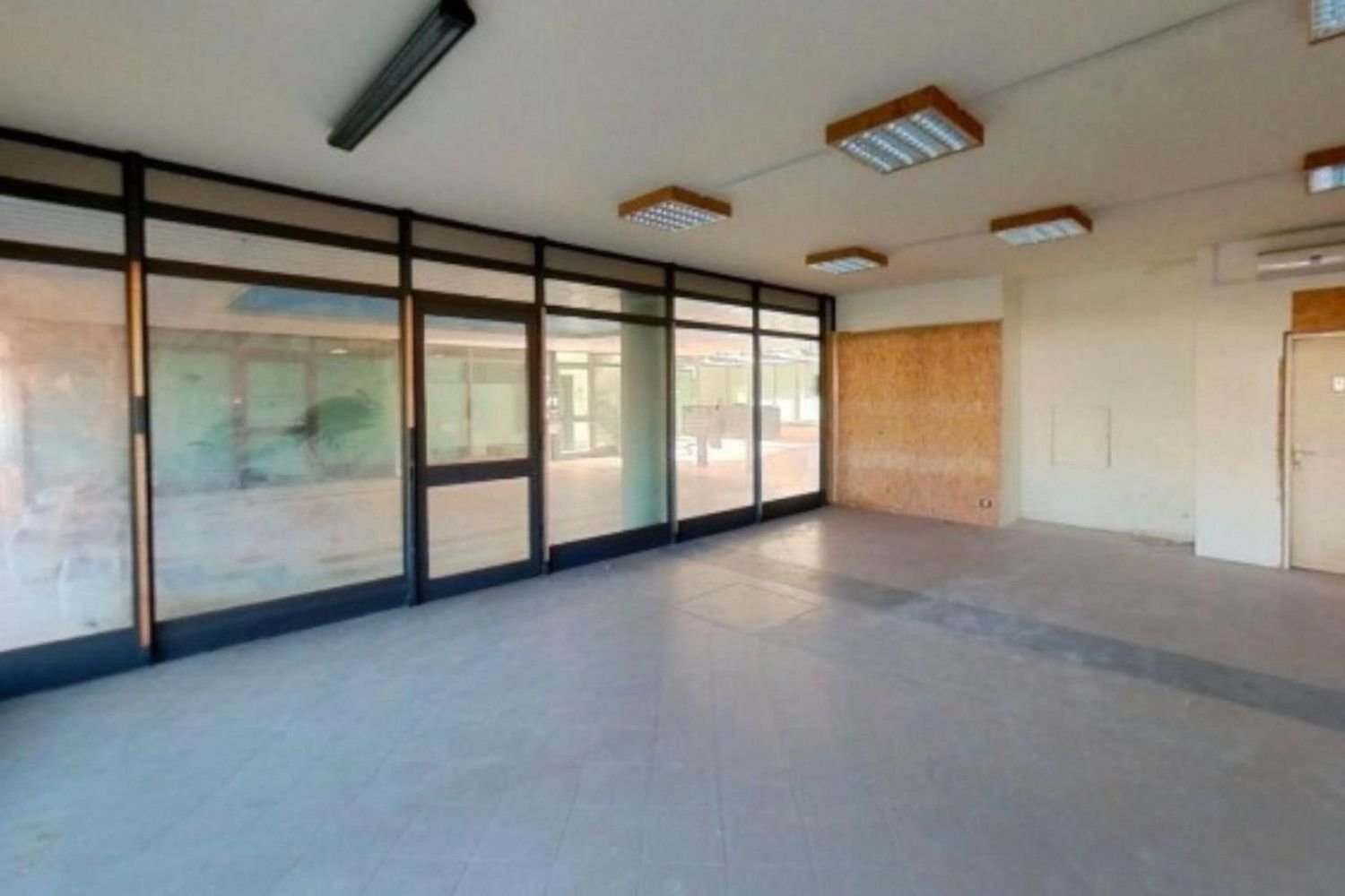 271m² Commercial property in Viareggio, Italy No. 374901
