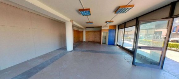 271m² Commercial property in Viareggio, Italy No. 374901 4