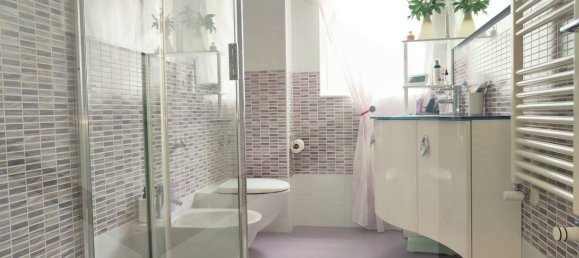 5 rooms Apartment in Bari, Italy No. 32437 32