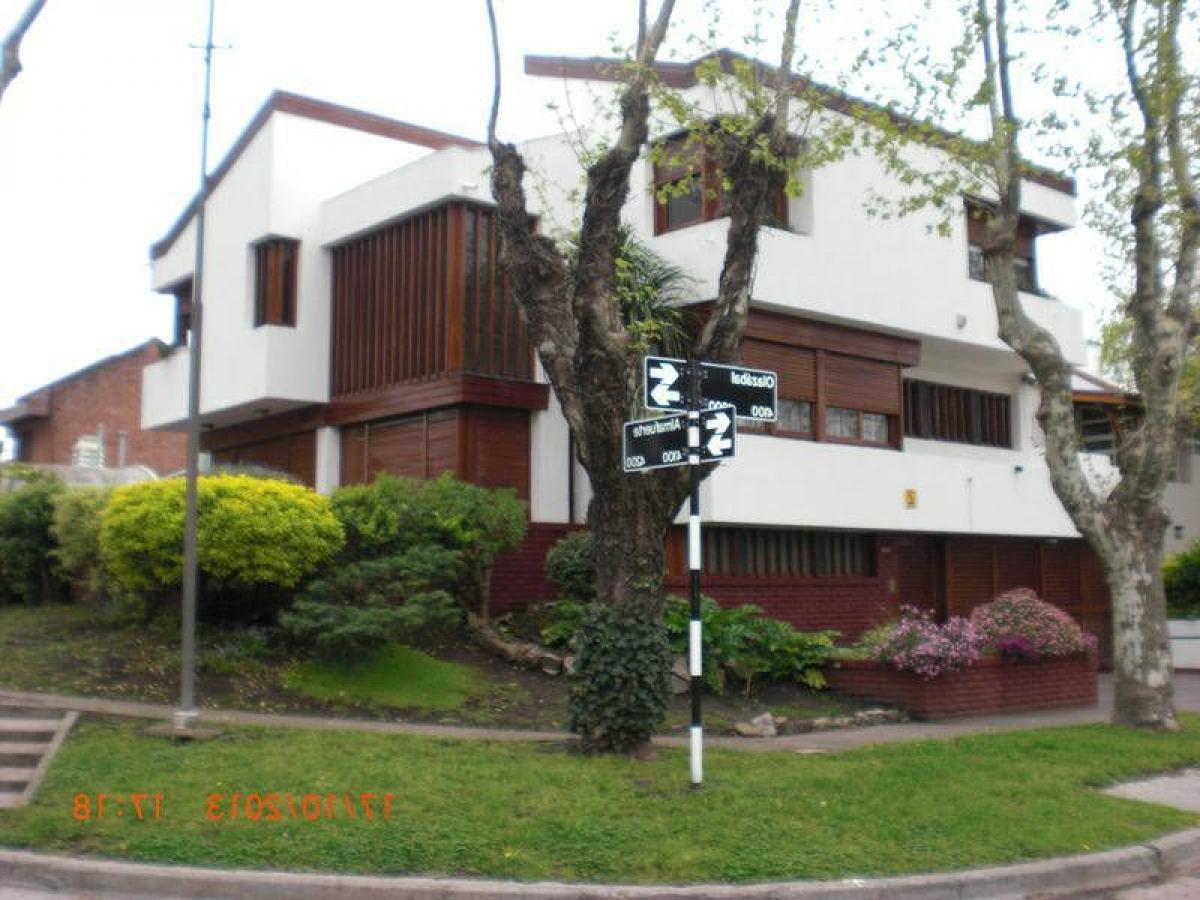 5 bedrooms House in Mar del Plata, Argentina No. 102081