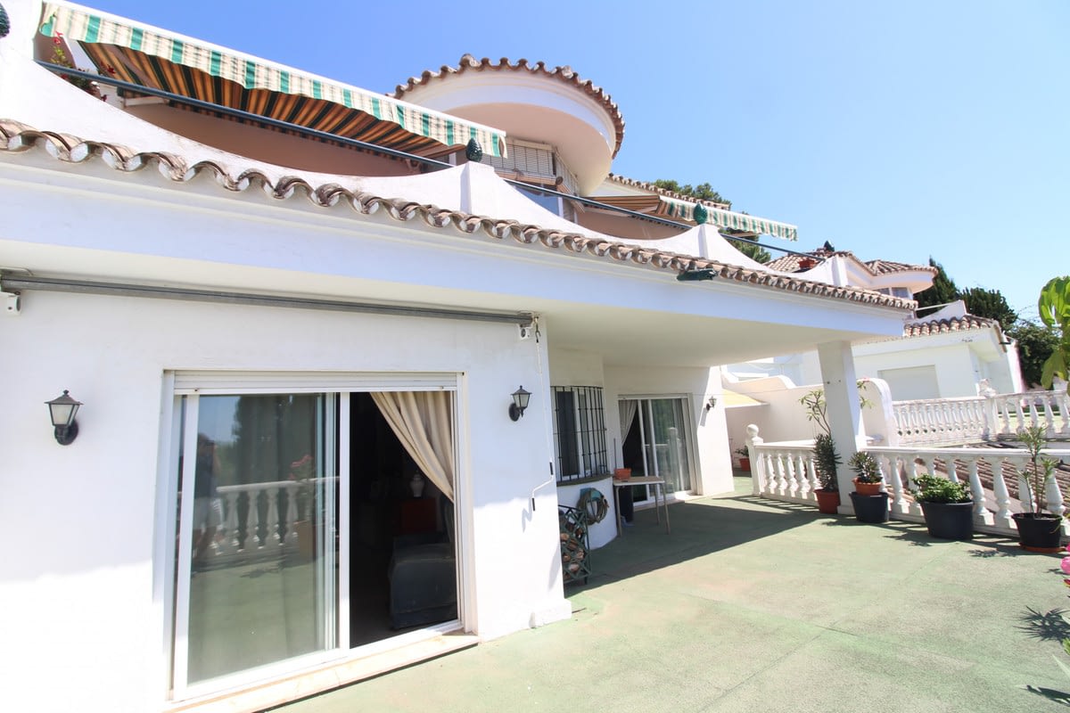 4 bedrooms Villa in Marbella, Spain No. 119842