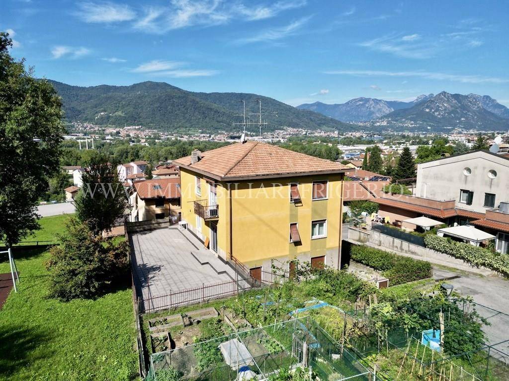 Apartamento de 2 dormitorios en Calolziocorte, Italy No. 360806