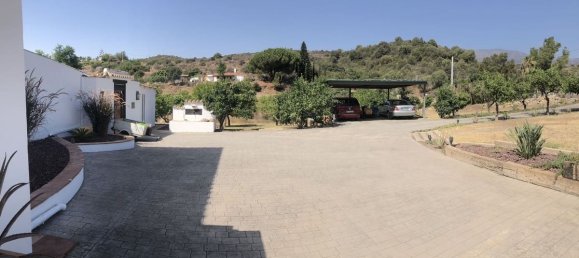 4 bedrooms House in Estepona, Spain No. 182689 2