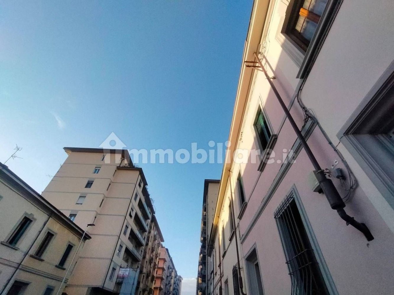 4 rooms Apartment in Florence, Italy No. 181770