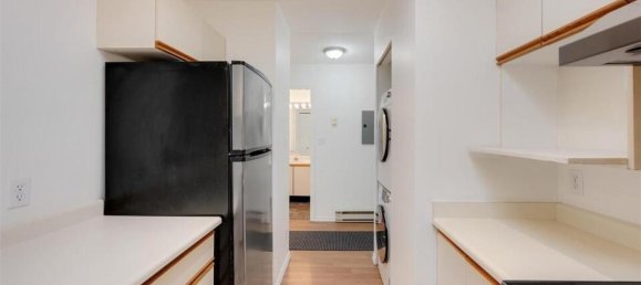 Studio in the Condo in British Columbia, Canada No. 1207 7