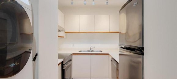 Studio in the Condo in British Columbia, Canada No. 1207 8