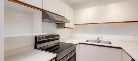 Studio in the Condo in British Columbia, Canada No. 1207 9