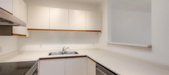 Studio in the Condo in British Columbia, Canada No. 1207 4