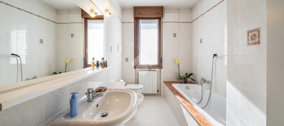 Apartamento de 4 habitaciónes en Carpi, Italy No. 32336 13