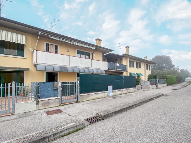 3 bedrooms Villa in Villafranca di Verona, Italy No. 82414