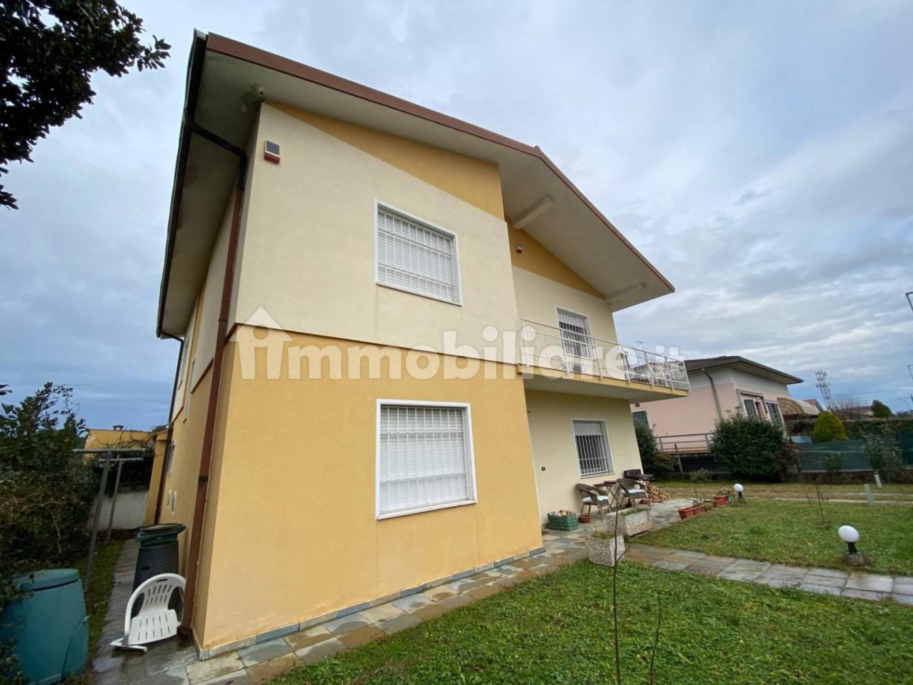 5 bedrooms Villa in Guidizzolo, Italy No. 263562