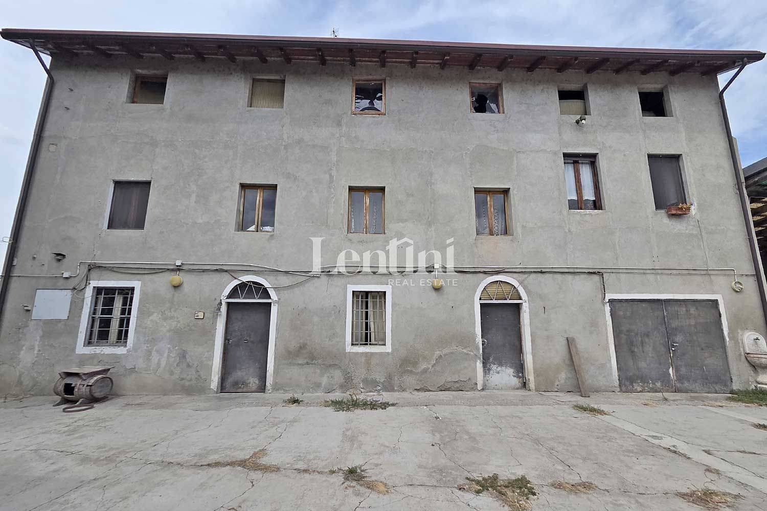 2 bedrooms Villa in Casale Monferrato, Italy No. 299613