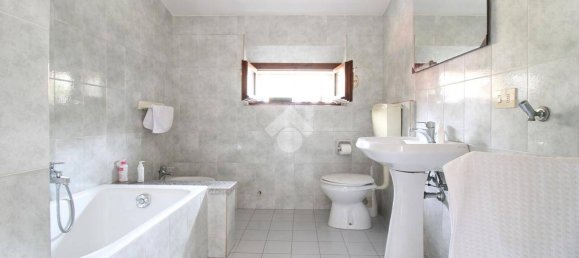 3 bedrooms House in Mirandola, Italy No. 323375 18